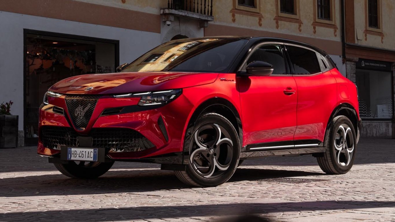 Продажбите на Alfa Romeo скочиха, но остават далеч зад германските конкуренти