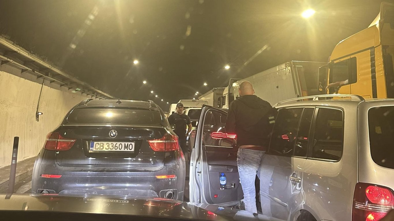 10-километрово задръстване на АМ "Хемус", над 2 часа стоят колите в тунел "Топли дол" (видео)