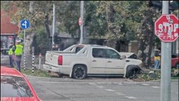 Джип помете кола в центъра на Пловдив, след това се заби в светофар