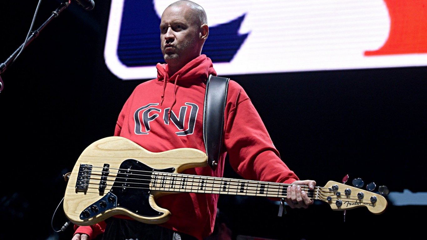 Съоснователят на Limp Bizkit Сам Ривърс е бил намерен мъртъв с лицето надолу в локва кръв в банята си