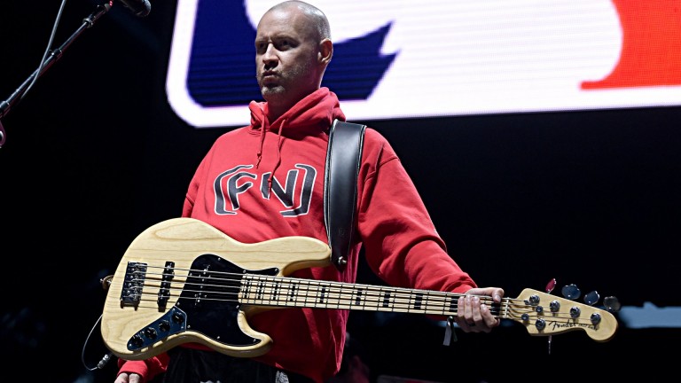 Съоснователят на Limp Bizkit Сам Ривърс е бил намерен мъртъв с лицето надолу в локва кръв в банята си