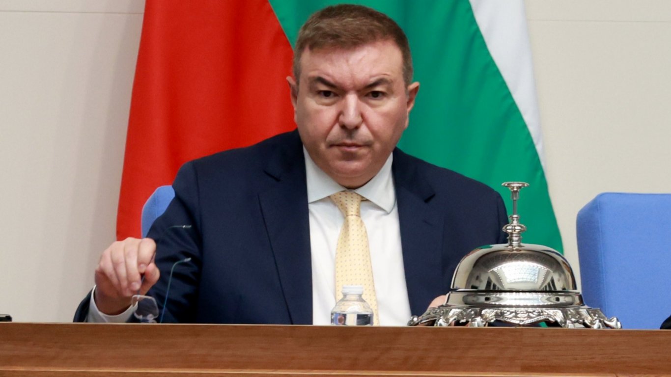 Прекъснаха заседанието в НС заради председателски съвет за горивата