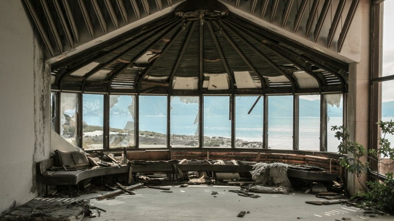 Изоставеният хотел край Дубровник, застинал във времето след войната