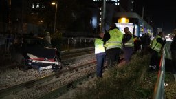 Кола се удари в трамвай до "Пирогов", паркира върху релсите и блокира движението (снимки)