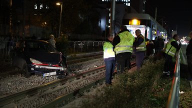 Кола се блъсна в трамвай до "Пирогов", паркира върху релсите и блокира движението (снимки)