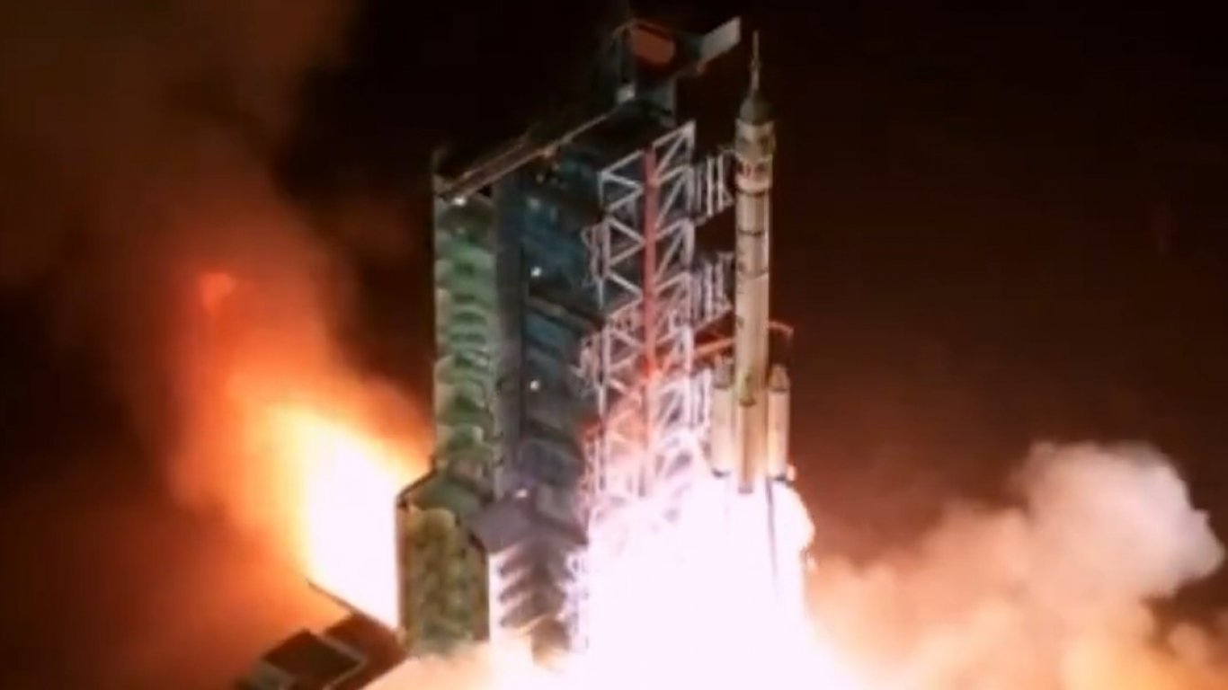 Мисия "Шънчжоу-21": Китай изпрати най-младия си тайконавт в космоса (видео)