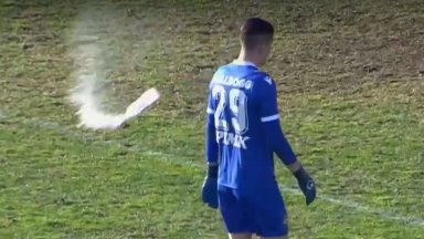 В Деня на будителите: Прекратиха дербито на Пловдив заради нацелен с шише вратар