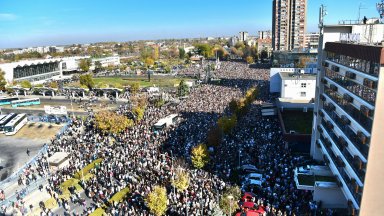 16 минути мълчание: Хиляди сърби почетоха паметта на загиналите в Нови Сад (снимки)