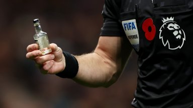 Лондон като Пловдив: Замериха с шишета играчи на дербито Тотнъм - Челси