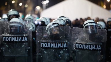 Полицията в Белград задържа 37 участници в протеста, издирват още
