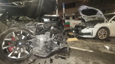 Мигът на сблъсъка: Шофьорът, помел 6 коли на бул. "Витоша", твърди, че карал с 50 км/ч (видео)