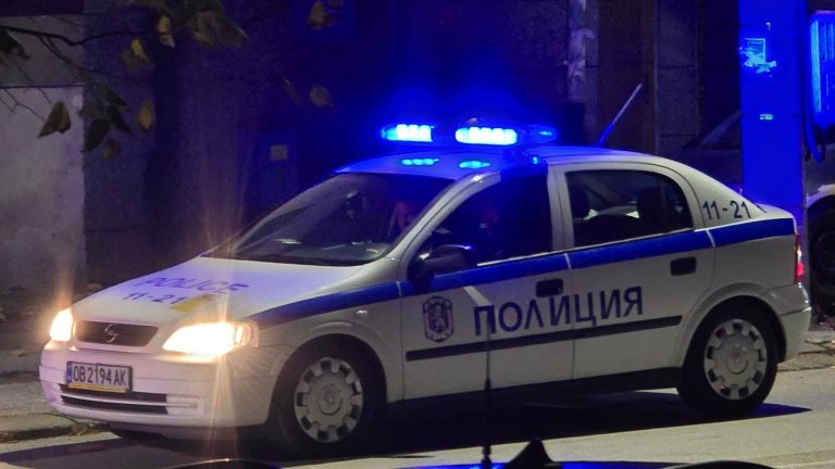 Жена намушка четирима чужденци в центъра на София