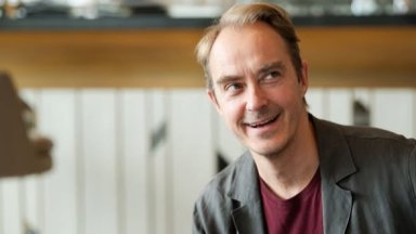 Шведският актьор и писател Юнас Карлсон: В скръбта има надежда