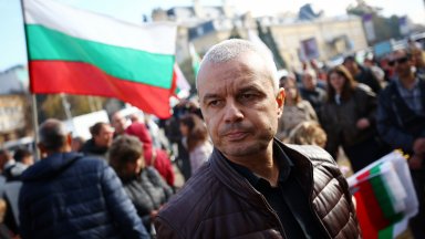 Костадинов: Борисов е политически пенсионер, решава Пеевски и точно той му забранява да изтегли бюджета