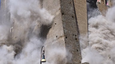 Вижте мига, в който историческата кула в Рим рухва пред очите на стотици туристи (видео)