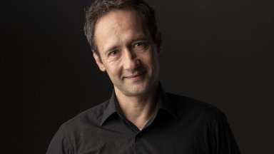 Дарин Ангелов събира Цветана Манева, Юлиан Вергов, Ана Пападопулу и Явор Милушев в "Аз, която те обича"