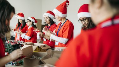 Коледните кампании, които преобразиха корпоративното дарителство