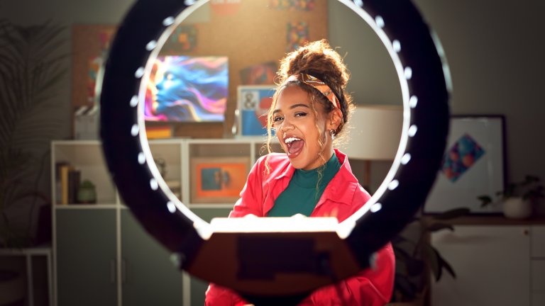 Инфлуенсъри подхранват безработицата на Острова, съветват болни как да взимат солидни обезщетения