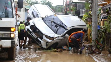 Извънредно положение на Филипините: Над 100 са вече жертвите на тайфуна "Калмаеги" (снимки)