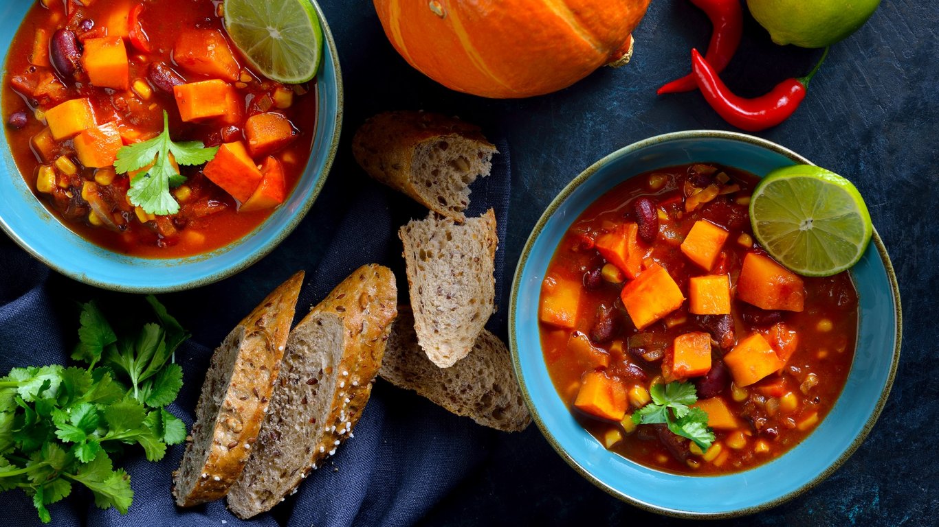 Пикантна яхния с тиква и мляно месо