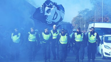 Въпреки забраната за гостуващи фенове, на Острова вдигат 700 полицаи за мач с израелци