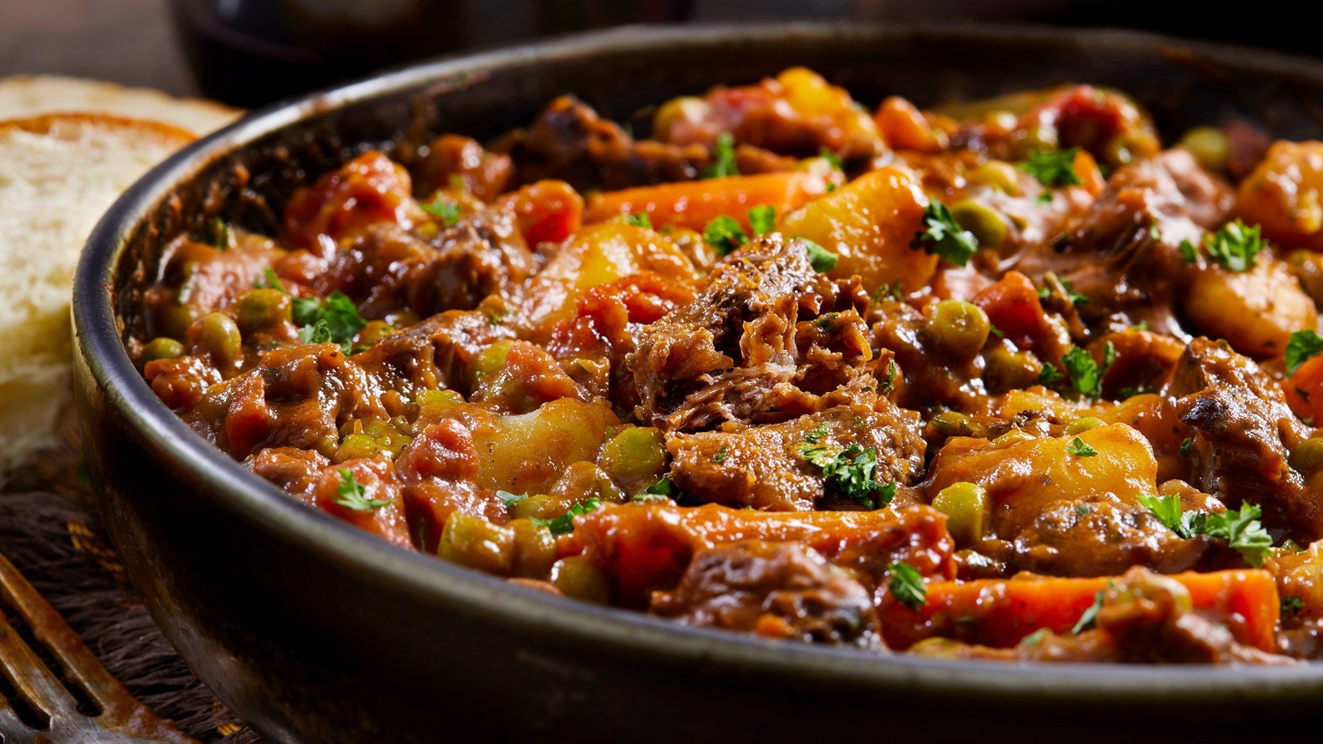 Телешки ребра с червено вино и зеленчуци