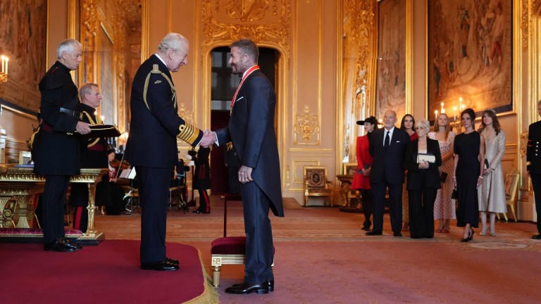 Изправи се, сър Дейвид! Бекъм най-накрая получи мечтаното рицарско звание (снимки) 