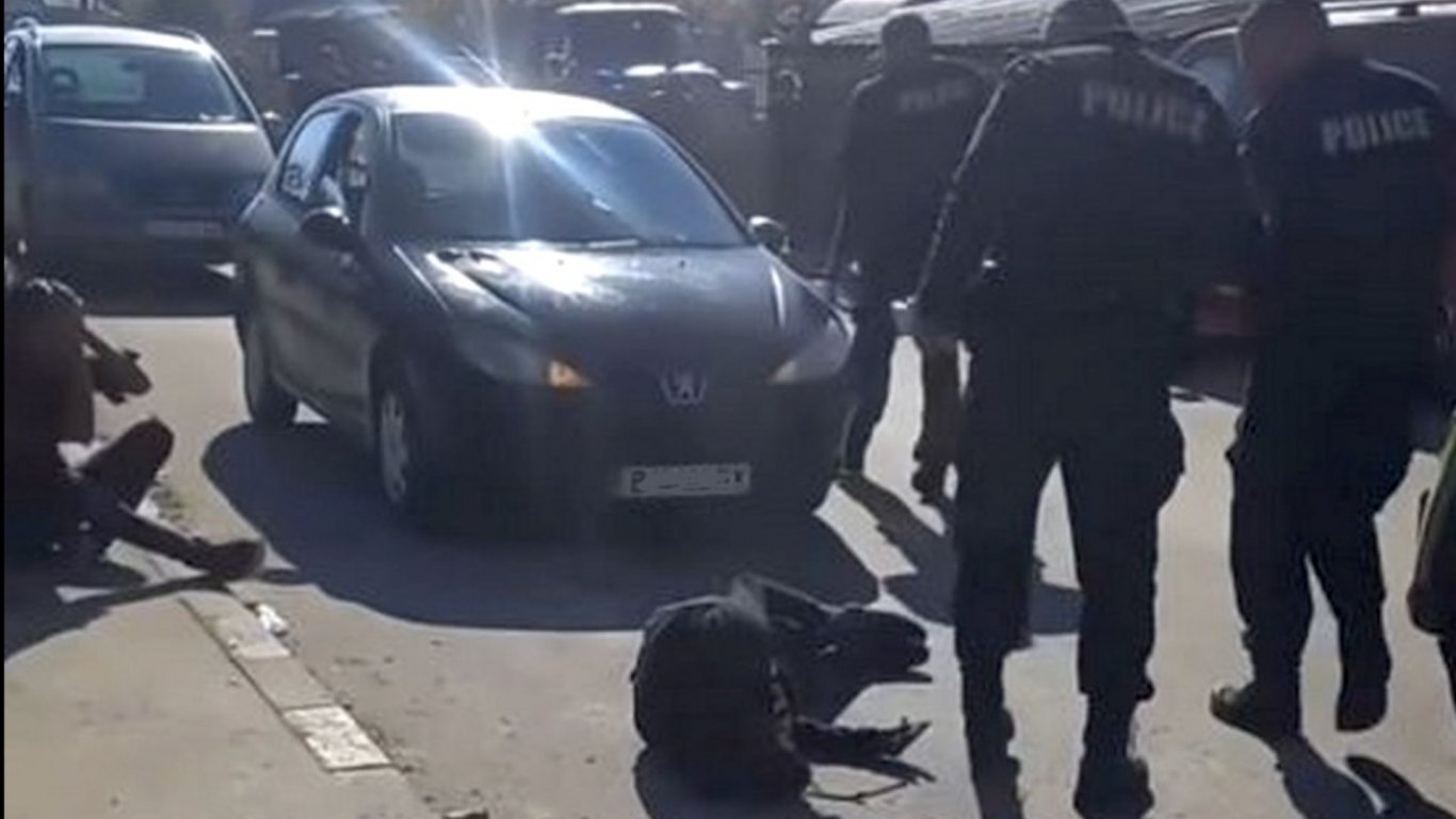 Сблъсък между полицаи и роми в Синдел завърши с ранени и обвинения за произвол (видео)