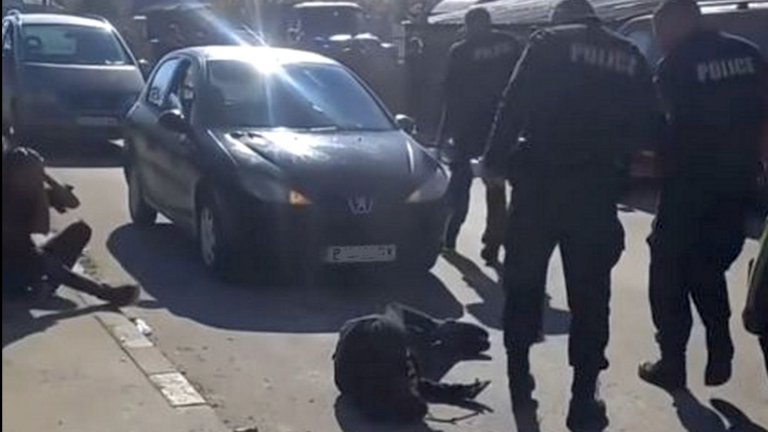 Сблъсък между полицаи и роми в Синдел завърши с ранени и обвинения за произвол (видео)