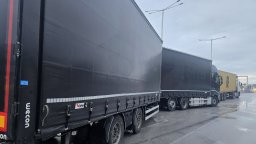 Хванаха китайски мигранти, натъпкани в метален сандък в камион на ГКПП "Кулата" (снимки)