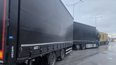 Хванаха китайски мигранти, натъпкани в метален сандък в камион на ГКПП "Кулата" (снимки)