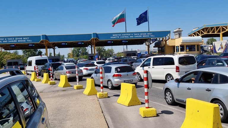 Мъж се застреля при опит за арест на Дунав мост, ранен е и граничен полицай
