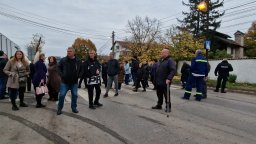 "Къщите се тресат": Жители на "Връбница" и Божурище блокираха път срещу трафика на тирове