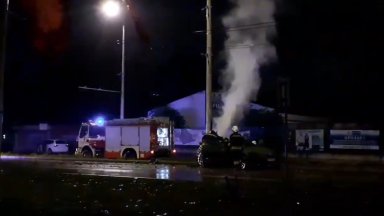Кола се заби в стълб и се запали посред нощ в Русе (видео)