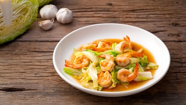 Запържено прясно зеле със сушени домати и скариди