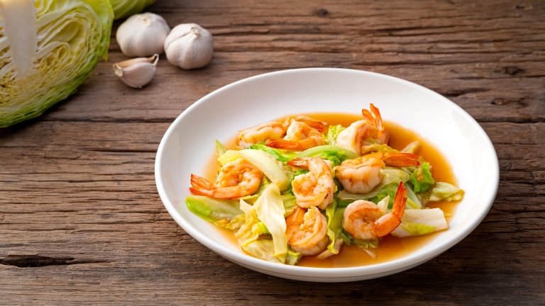 Запържено прясно зеле със сушени домати и скариди