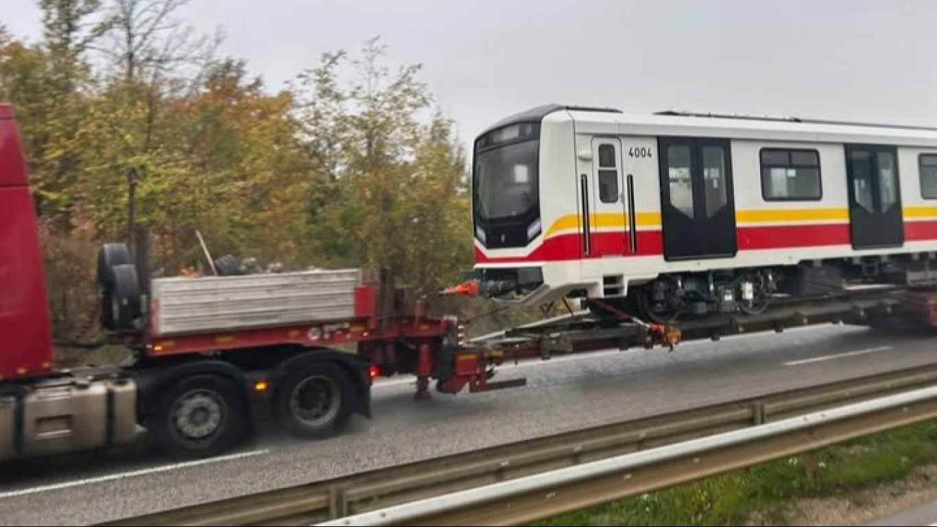 Част от новите мотриси на метрото за 68 милиона евро пътуват към София (видео/снимки)