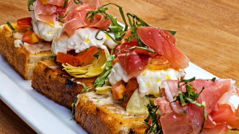 Брускети с бурата и прошуто