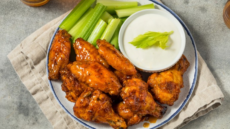 Кулинарна класика: Неразказаната истина за крилцата "Бъфало"