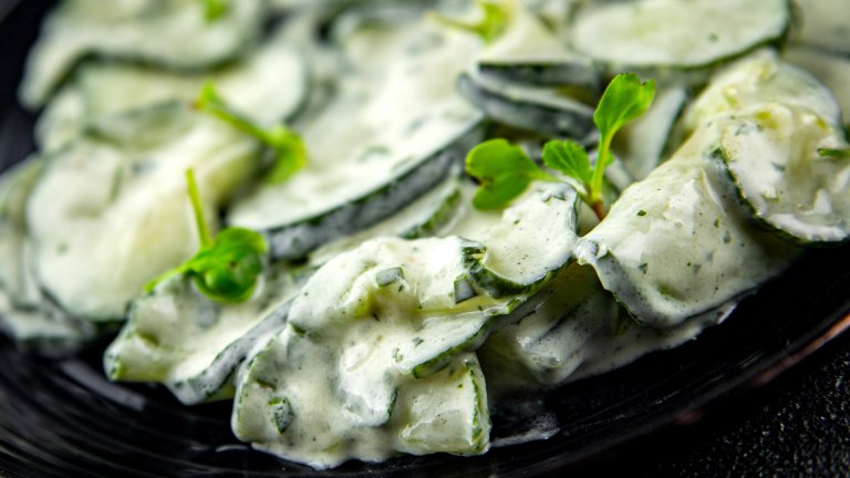 Мезе за водка: Салата от краставици и чеснов сос с кимион