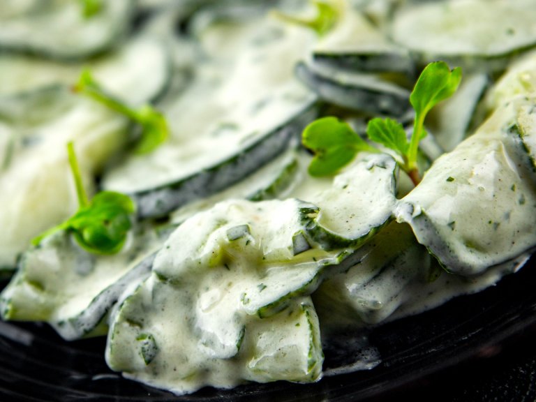 Мезе за водка: Салата от краставици и чеснов сос с кимион