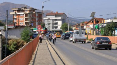 Раненият в Косово български служител на офиса на ЕС е намушкан в шията и гърдите