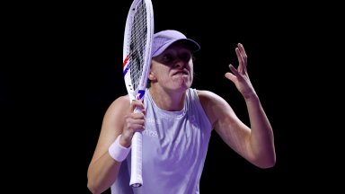 Изнервената Швьонтек допусна обрат и падна зад борда на Финалите