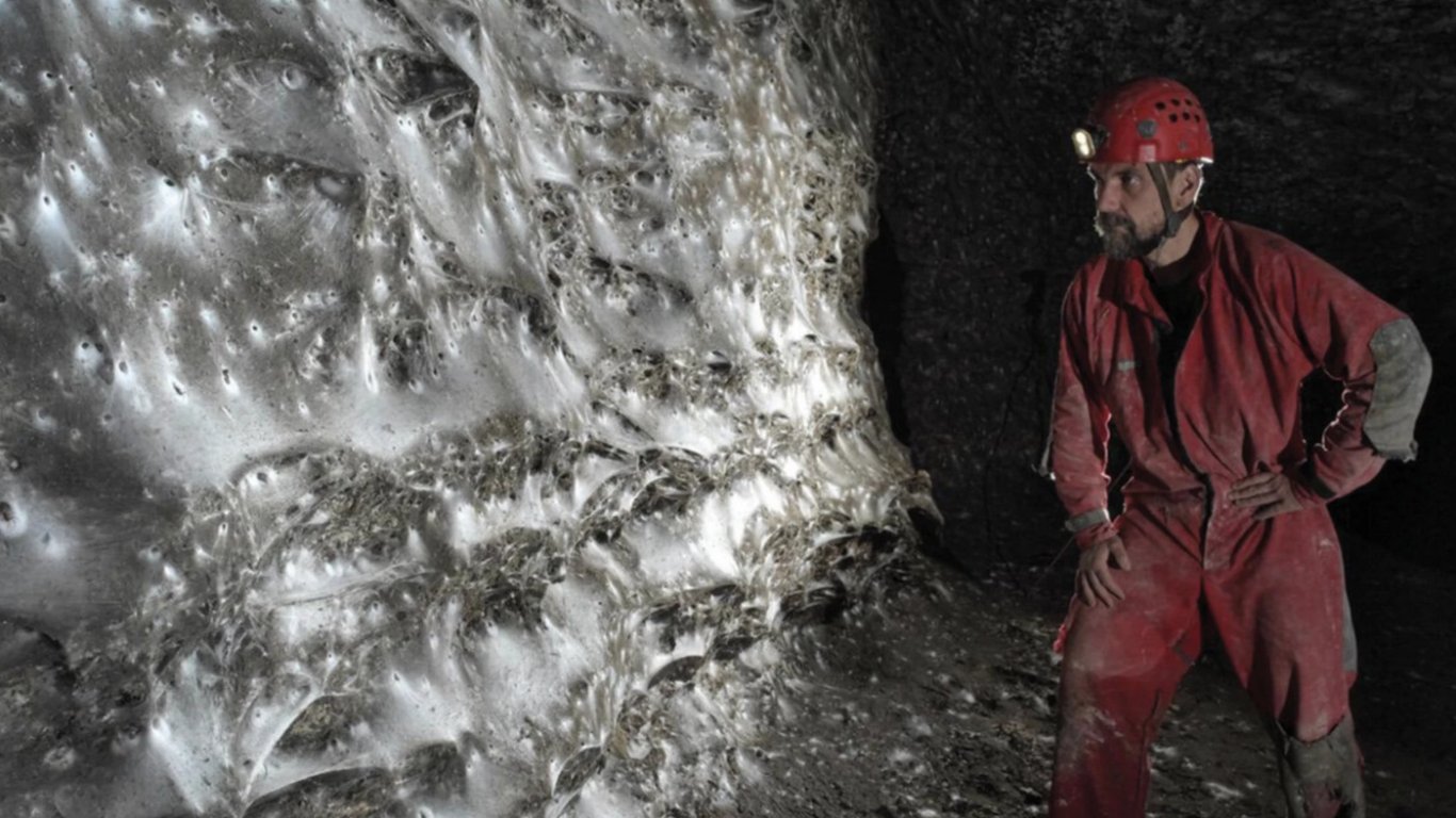 Откриха "град на паяци" в дълбока пещера