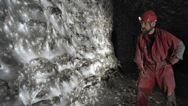 Откриха "град на паяци" в дълбока пещера