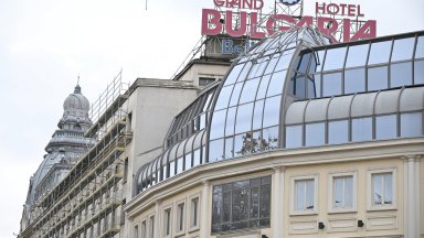 След години на разруха ремонт закипя в емблематичния "Гранд хотел България" (снимки)