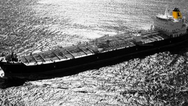 Пирати превзеха танкер на обордаж край Сомалия, второ нападение за дни