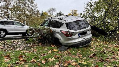 Пиян и дрогиран шофьор мина на червено, блъсна кола и се заби в градинка пред УМБАЛ-Бургас