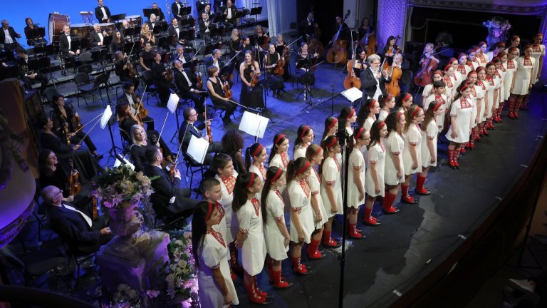 Детският радиохор празнува с Радиосимфониците, Светлина Стоянова и Ина Кънчева