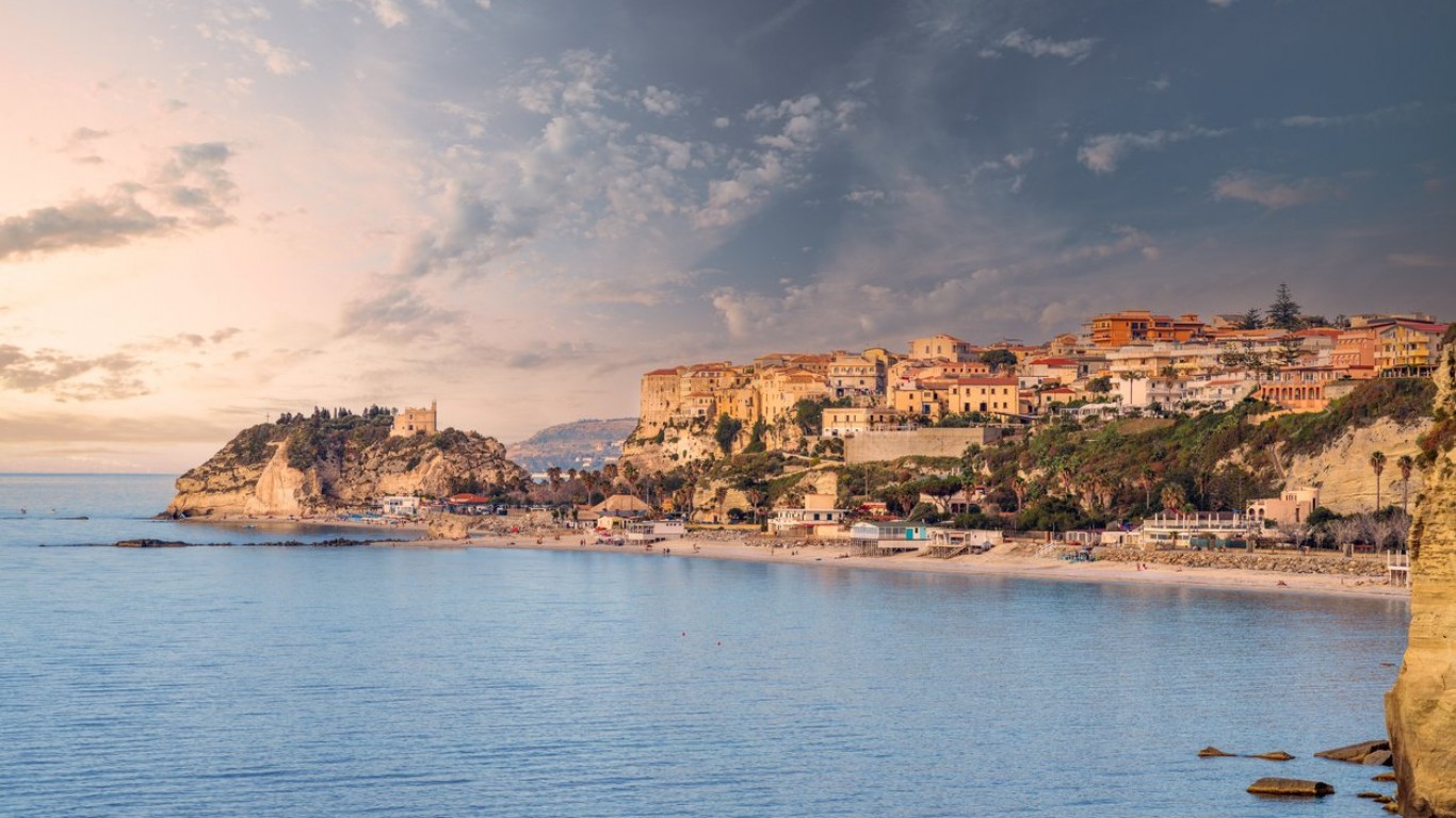 Как новото поколение вдъхва живот на тихите селца в Южна Италия?